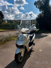 Scooter Dado Motors 150 con motore Yamaha.