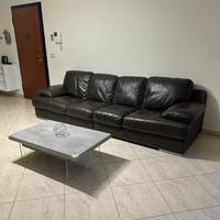 Divano in pelle 4 posti e tavolino con contenitore
