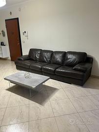 Divano in pelle 4 posti e tavolino con contenitore