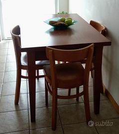 Tavolo con 4 sedie 