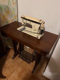 Macchina da cucire con mobile
