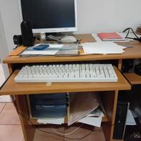 Computer fisso-tastiera-scrivania-schermo