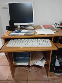 Computer fisso-tastiera-scrivania-schermo