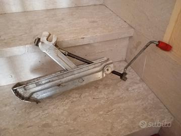 Cric sollevamento auto