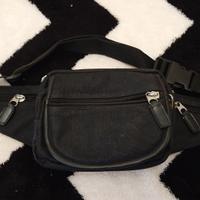 Marsupio nero resistente con doppia tasca