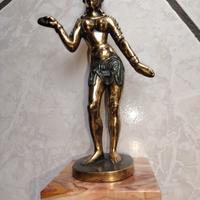 statuetta in bronzo pesante.