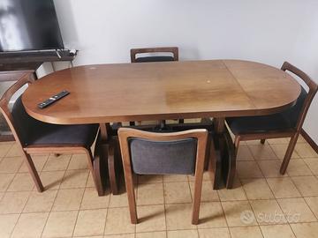 tavolo da pranzo con sedie