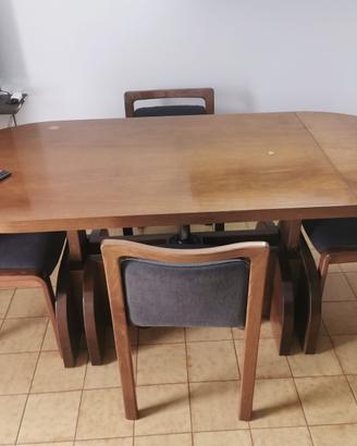 tavolo da pranzo con sedie