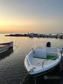 barca con motore fuoribordo e carrello