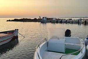 barca con motore fuoribordo e carrello