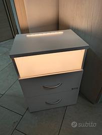 coppia di comodini bianchi-con luci a LED