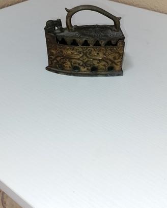 Piccolo ferro da stiro da ornamento 