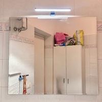 Mobile bagno bianco con lavabo e specchio