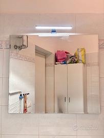 Mobile bagno bianco con lavabo e specchio