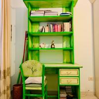 Scrivania con libreria, sedia e comodino in legno