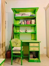 Scrivania con libreria, sedia e comodino in legno
