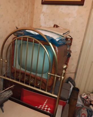 Televisore CRT vintage in mobile impiallacciato -
