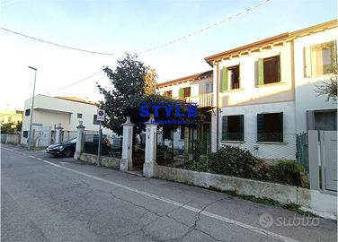 PORZIONE DI TRIFAMILIARE DA RISTRUTTURARE