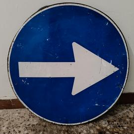 Cartello stradale "obbligo di direzione"