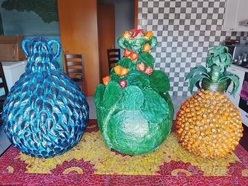 Tris bottiglioni anni 70 decorati a mano.
