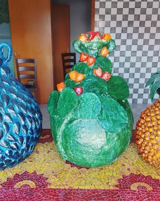 Tris bottiglioni anni 70 decorati a mano.