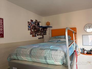 Letto a castello, scalette e mobile contenitore