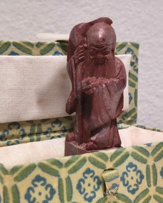 Scultura orientale in pietra rossa anni '60/'80