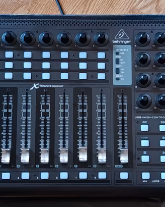 X Touch Compact Behringer