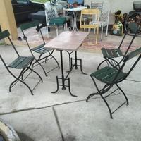 Tavolino con 4 sedie 