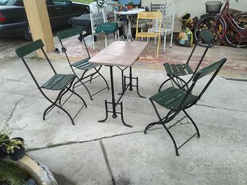 Tavolino con 4 sedie 