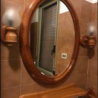 Set bagno con specchio e altri accessori .