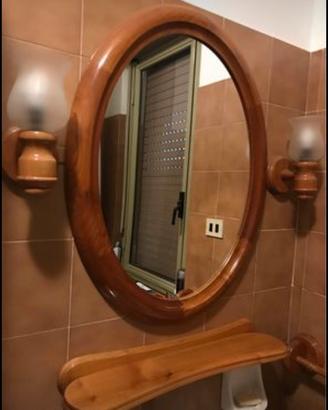 Set bagno con specchio e altri accessori .