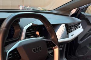 Audi Q4 etron 40 business advance