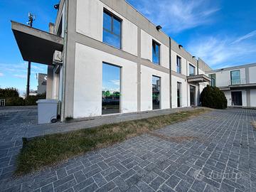 PE 143 Locale commerciale con magazzino