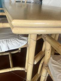 Tavolo,Sedie e Mobile a parete in bamboo