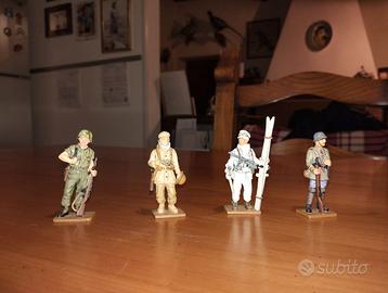 Soldatini  e  aereoplani in piombo da collezione