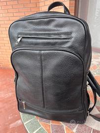 Zaino nero in ecopelle