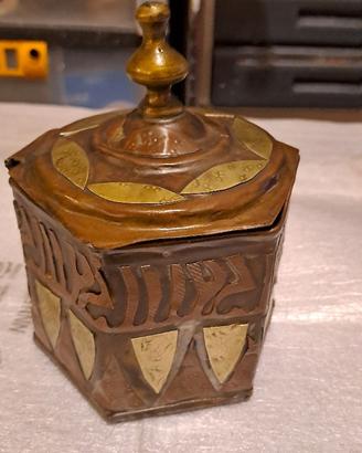 Baulletto antico esagonale in rame intarziato
