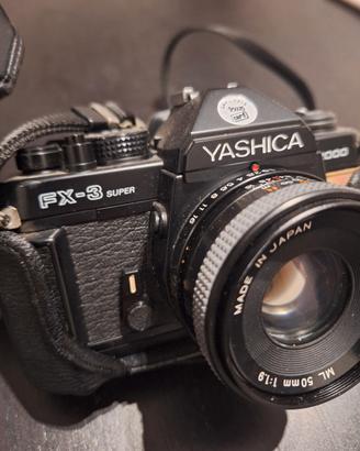 Macchina fotografica vintage Yashica fx-super 2000