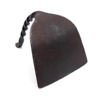 Antico raschietto in ferro battuto per madia