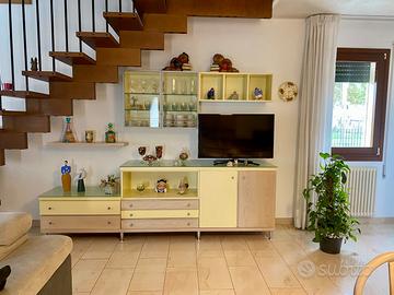 Soggiorno in legno con piano in vetro