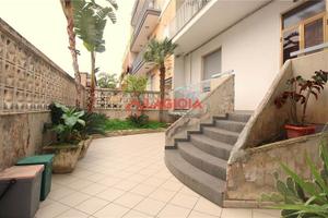 Villa Bifamiliare con giardino