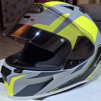 coppia di caschi Airoh e HJC