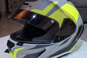 coppia di caschi Airoh e HJC