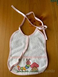 Bavaglino ricamato a mano