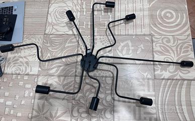 Lampadario di colore nero