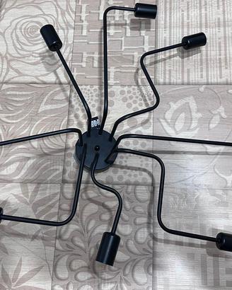 Lampadario di colore nero