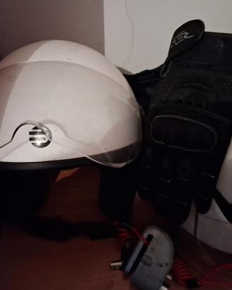 Caschi jet bianchi,guantini pelle da moto e blocca