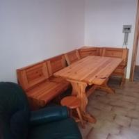 Panca angolare con tavolo e sgabello.