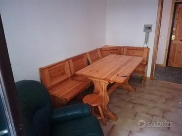 Panca angolare con tavolo e sgabello.